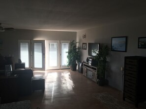 Interior - Beautiful Upper Level Condo Two Bedroom, Two 1/2 Bath Unit. (Bahía la Choya)