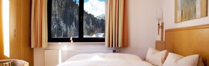 Escritorio, wifi gratis y ropa de cama 