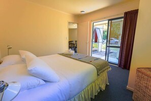 3 bedrooms, travel cot, WiFi, bed sheets - Lake Rotoiti Retreat | Walk to the Lake + Kayaks! (Okere Falls)
