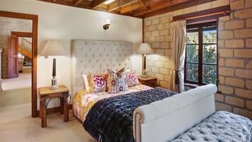 4 chambres, coffres-forts dans les chambres, bureau