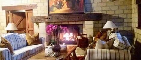 Smart TV, chimenea, videojuegos, reproductor de DVD
