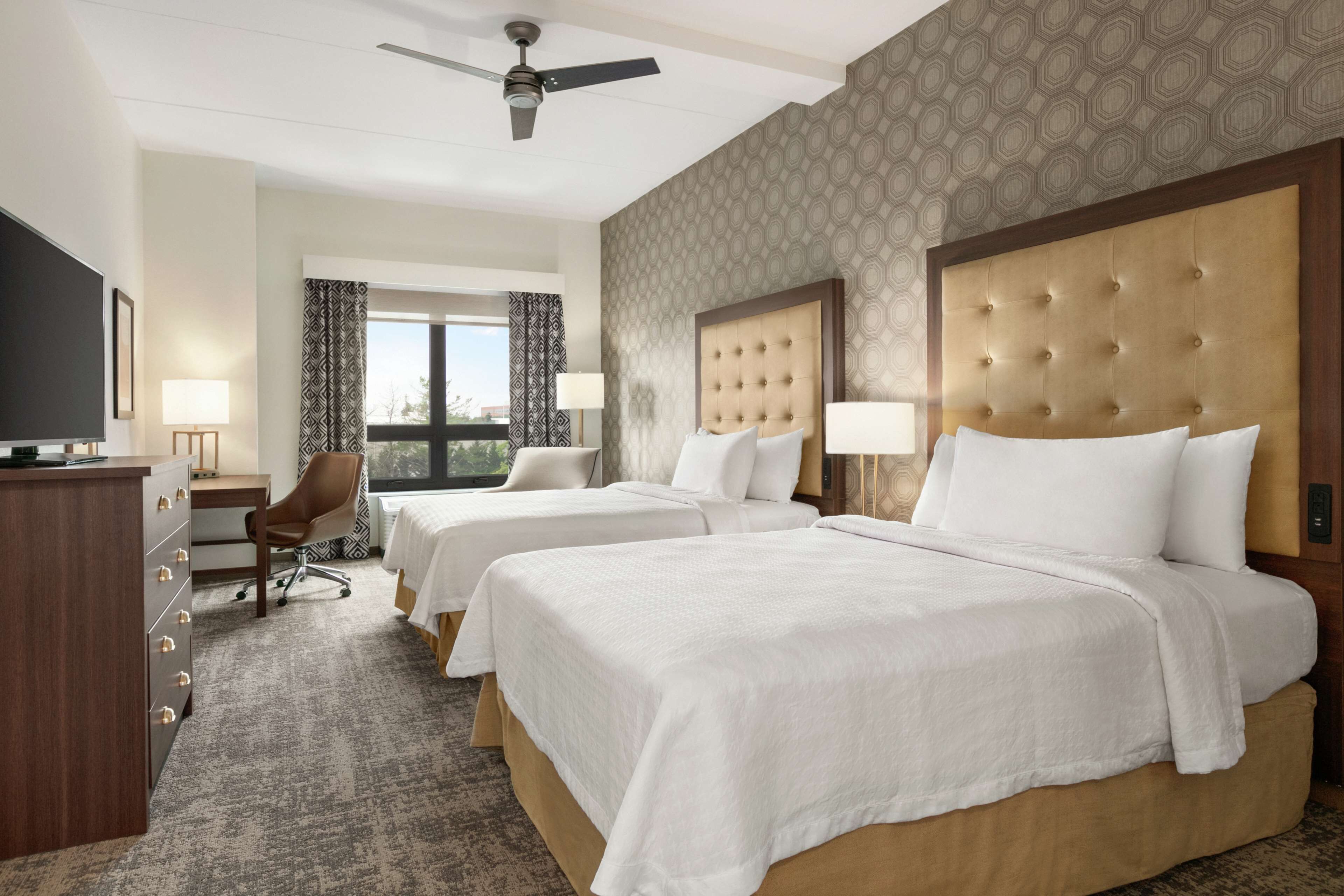 suite, 1 bedroom, non smoking | hypo-allergenic bedding, in-room safe, desk, laptop workspace