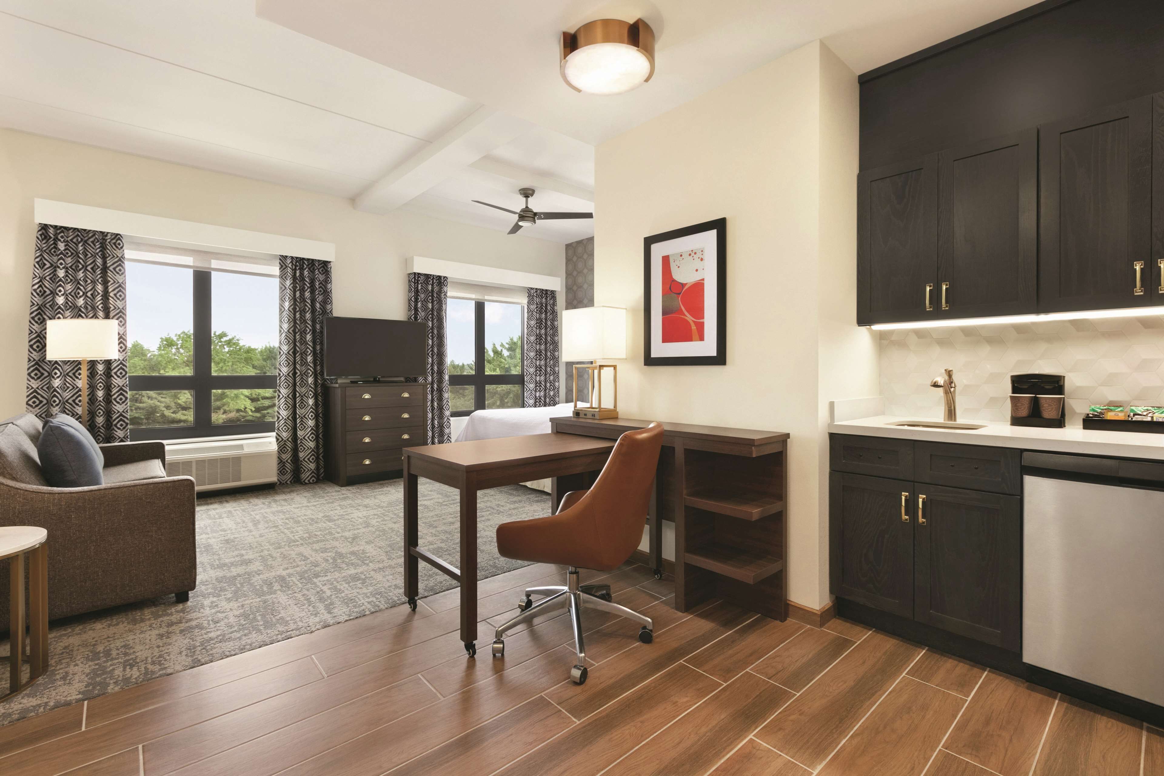 studio suite, 1 king bed, non smoking | living area | lcd tv