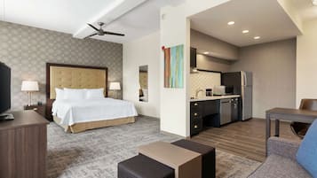 Estúdio, 1 cama King, acessível (Mobility & Hearing, Roll-in Shower) | Roupas de cama antialérgicas, cofres nos quartos, escrivaninha