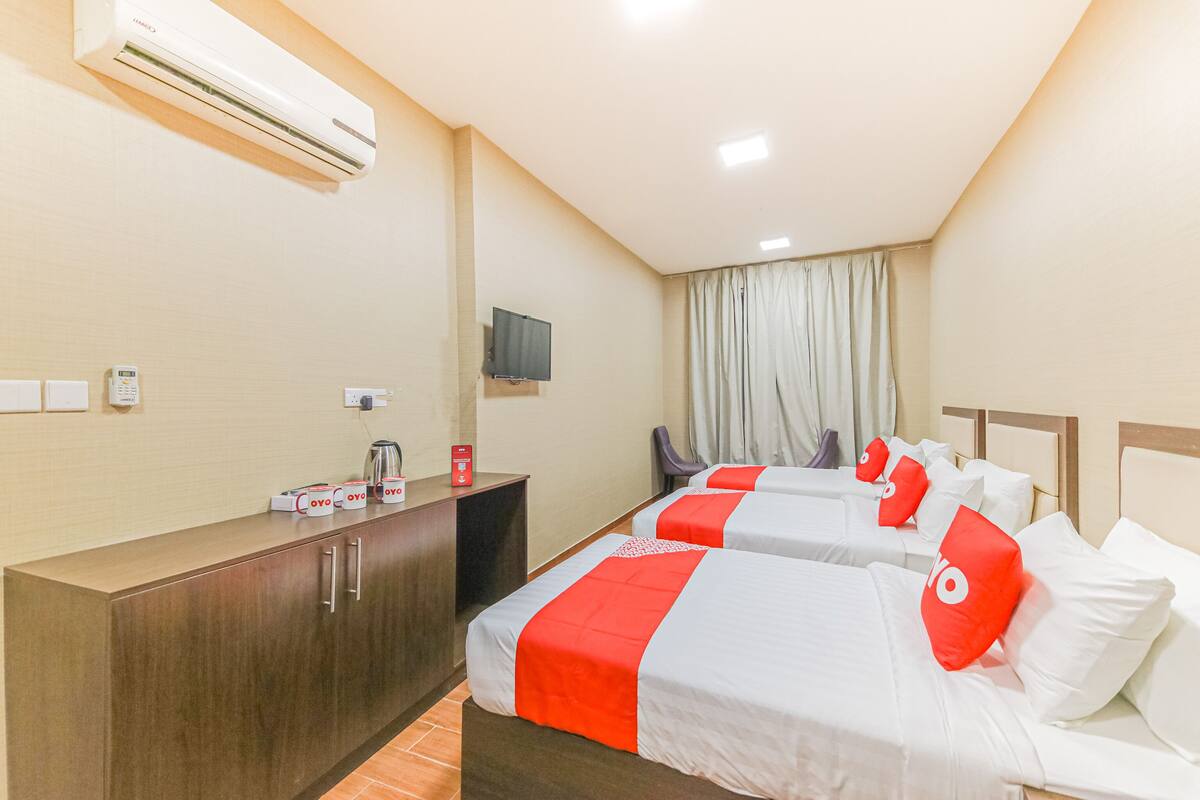Standard Triple Room | Iron/ironing board, WiFi (free), bed sheets
