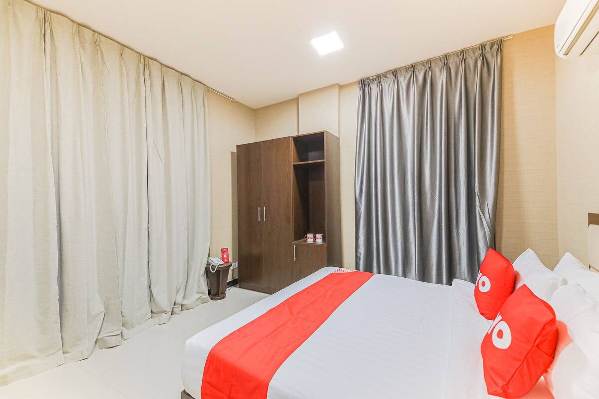 Deluxe Two Bedroom Apartment | Iron/ironing board, WiFi (free), bed sheets