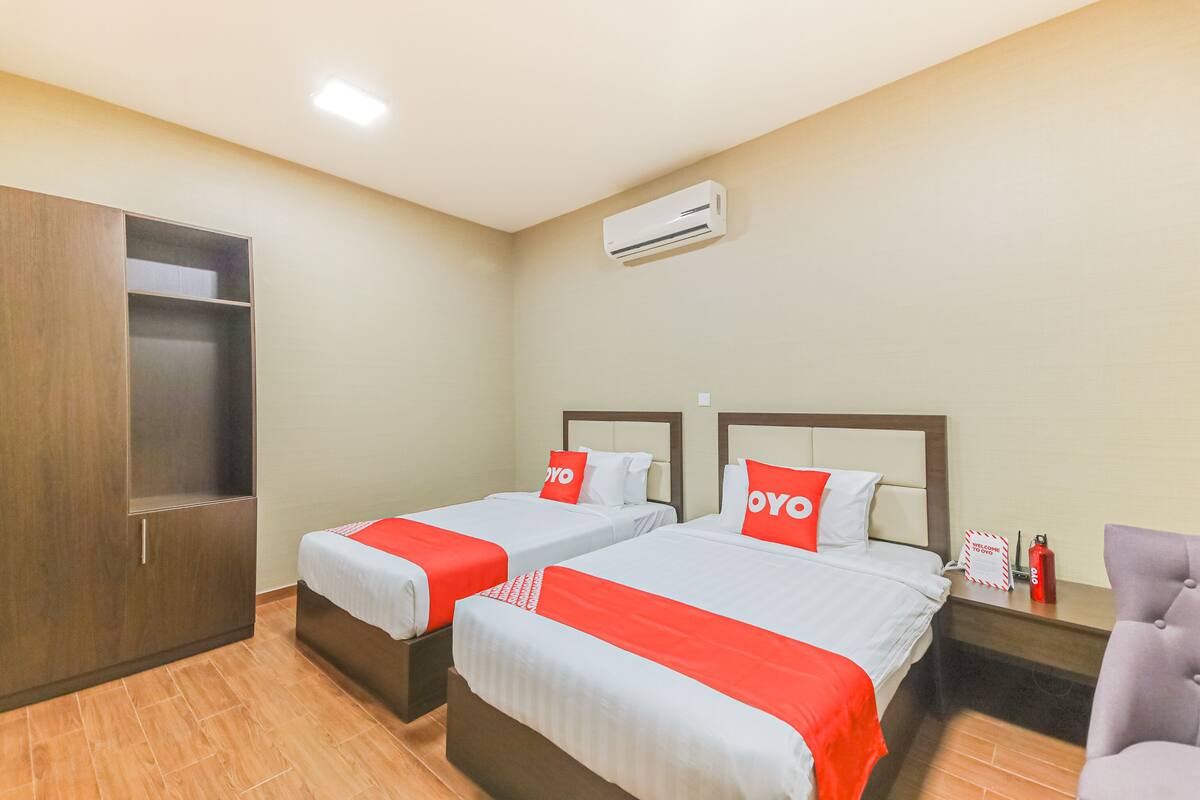 Deluxe Double Room (Twin) | Iron/ironing board, WiFi (free), bed sheets