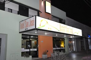 Mặt tiền nơi lưu trú - ban đêm