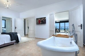 Suite, Balcony