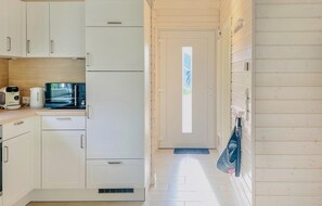 ثلاجة، موقد طهي مسطح، غسالة أطباق، ماكينة لصنع القهوة/الشاي