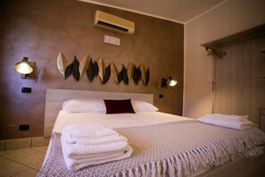 Ropa de cama hipoalergénica y minibar con artículos gratuitos 