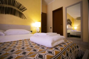 Ropa de cama hipoalergénica y minibar con artículos gratuitos 