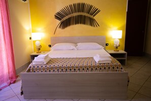 Ropa de cama hipoalergénica y minibar con artículos gratuitos 