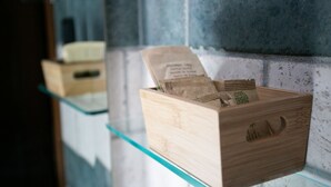 Une boîte en bois avec une étiquette, posée sur une étagère en verre.