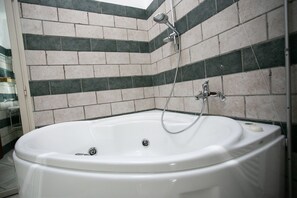 Chambre Standard | Baignoire à jets