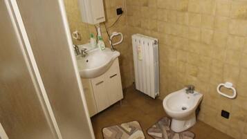 Doppelzimmer | Daunenbettdecken, kostenlose Babybetten, Zustellbetten, kostenloses WLAN