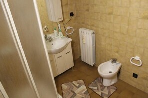 Habitación doble | Edredón, cunas gratuitas, camas extra y wifi gratis 