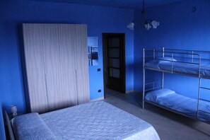 Vierbettzimmer | Daunenbettdecken, kostenlose Babybetten, Zustellbetten, kostenloses WLAN