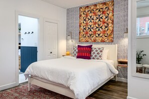 2 Schlafzimmer, hochwertige Bettwaren, Schreibtisch