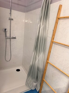 Dusche, Haartrockner, Handtücher, Toilettenpapier