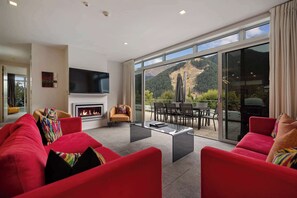 Televisión, chimenea y estéreo 