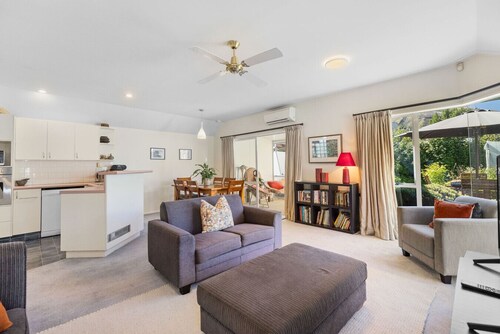 Arrowtown Great location-sunny comfy home