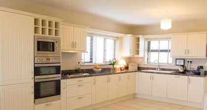 Luxurious family home with spectacular views close to shops, pub and beaches