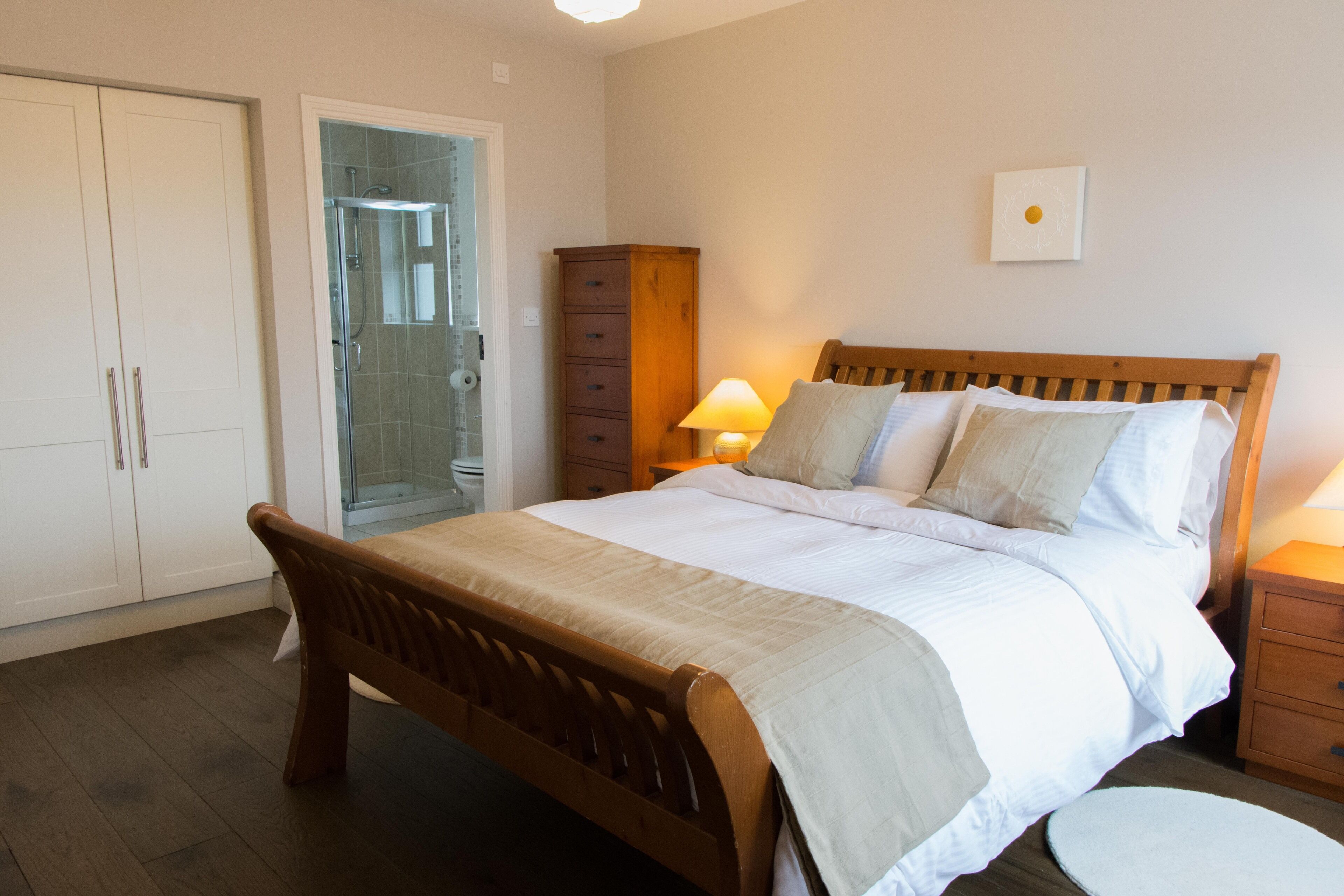 4 habitaciones, escritorio, tabla de planchar con plancha y wifi gratis 