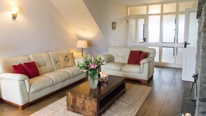 Un salon avec un canapé, une table basse et une lampe.