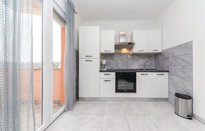 Kühlschrank, Herdplatte, Wasserkocher mit Kaffee-/Teezubehör