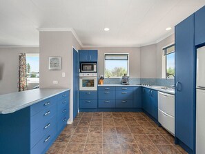 Kylskåp, mikrovågsugn, ugn och diskmaskin