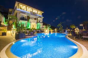 Seasonal outdoor pool, pool umbrellas, pool loungers - Jackey Boutique Hotel (Kas)