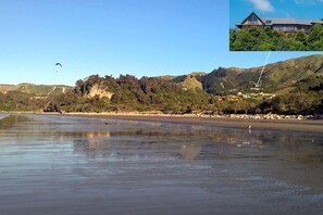 Playa en los alrededores y toallas de playa