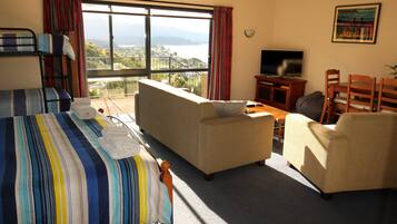 1 habitación, tabla de planchar con plancha, wifi gratis y ropa de cama