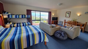 1 habitación, tabla de planchar con plancha, wifi gratis y ropa de cama