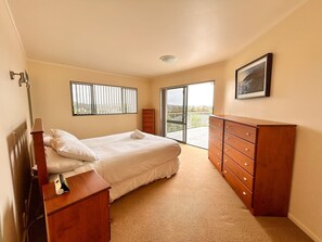 5 habitaciones, tabla de planchar con plancha, cuna de viaje y wifi 