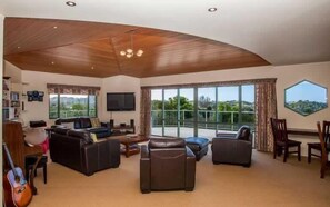 TV, fireplace - Tutukaka Dive Lodge (Tutukaka)