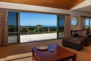 Fernseher, Kamin, Bücher, Stereoanlage