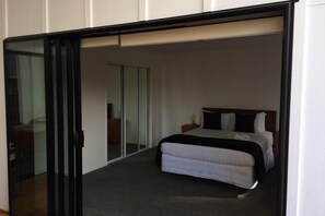 2 bedrooms, in-room safe, desk, iron/ironing board - Hotel quality stay in the heart of Rotorua with Spa (Rotorua Township)