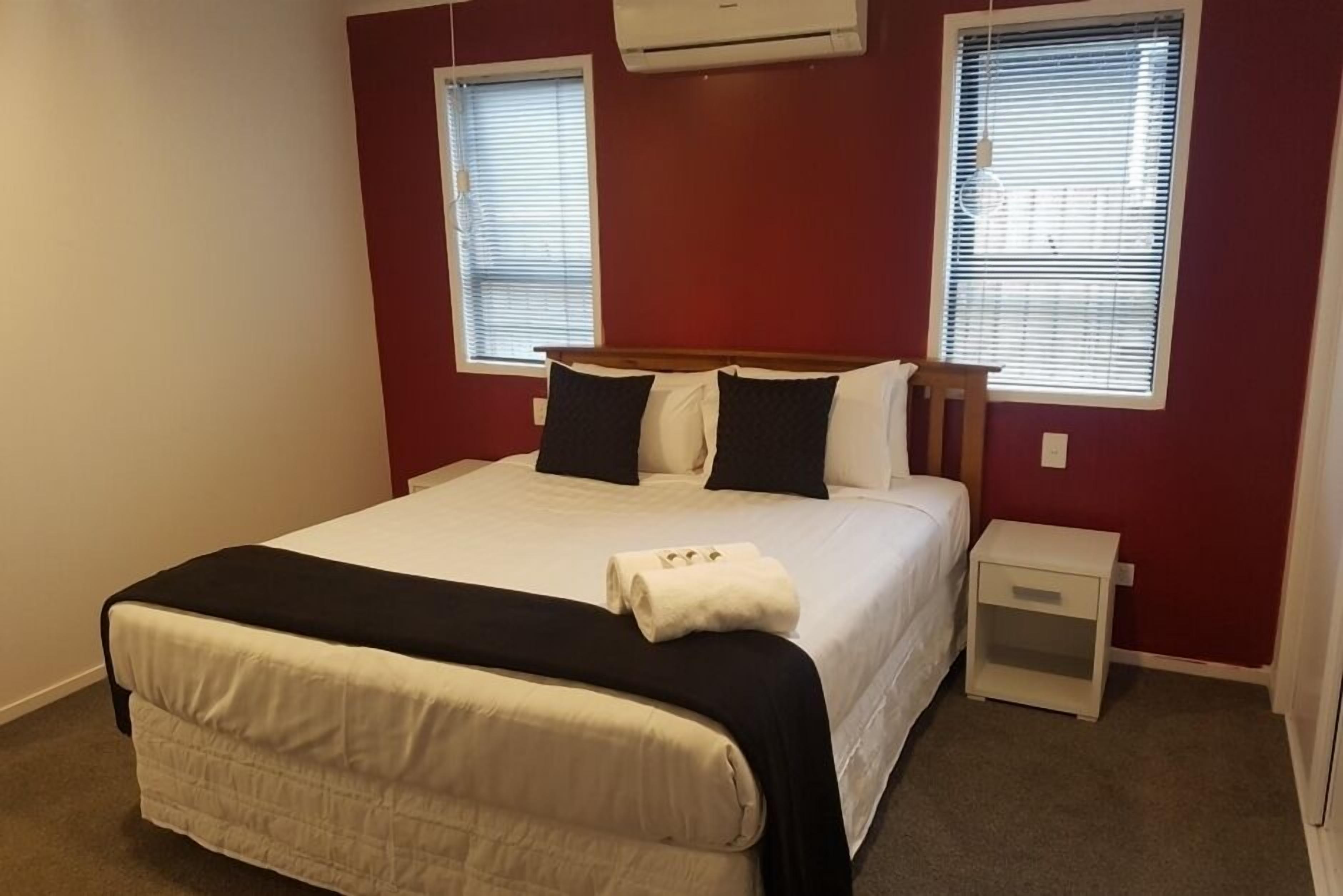 2 chambres, coffres-forts dans les chambres, bureau