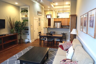 Upscale Condominium Minutes from Sanford Stadium