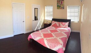 House (4 bedrooms) | Blackout drapes, iron/ironing board, free WiFi, bed sheets - Point Of View Townhouse (Nassau)