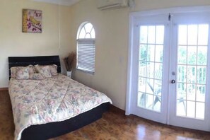 Blackout curtains, iron/ironing board, free WiFi, bed sheets - Point Of View Townhouse (Nassau)