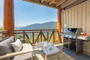 Property grounds - Cozy townhouse w/ ski access & hot tub (Whistler)