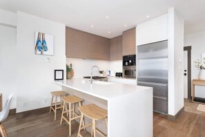 Réfrigérateur, four à micro-ondes, un four, surface de cuisson