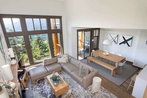 TV, fireplace, offices - Cozy townhouse w/ ski access & hot tub (Whistler)
