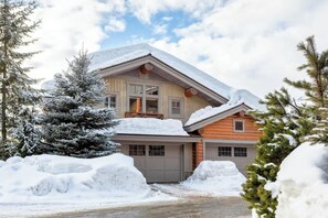Exterior - Cozy townhouse w/ ski access & hot tub (Whistler)