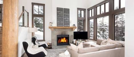 Televisión, chimenea y oficina