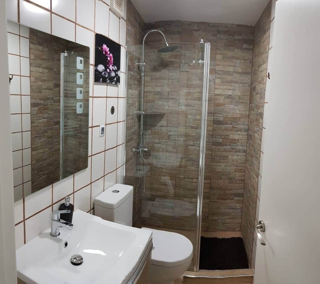 Doccia, asciugacapelli, asciugamani, sapone