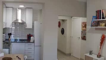 Coffee/tea maker, fridge, microwave, stovetop